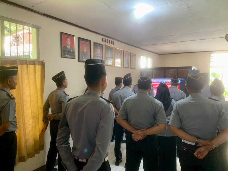 Foto Suasana Khidmat saat Apel Pagi ASN Lapas Kelas IIB Selong Bersama Menteri Hukum dan HAM, Dr. Supratman Andi Agtas, S.H., M.H, Melalui Zoom Meeting (Sumber: Humas Lapas Kelas IIB Selong )